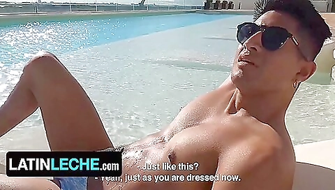 Amateur photographer gets off in front of a hot latina