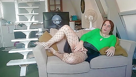 Red girl 18+ amateur video with her sexy and sexy body